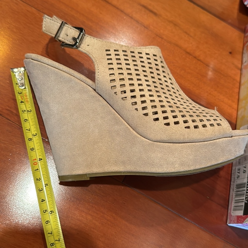 Like new Chinese Laundry meet up suede wedge size 7 - Picture 8 of 9